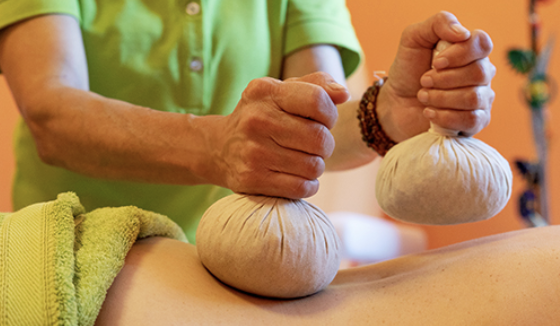 Massage tibétain Ku Nye aux pochons d'herbes chauds